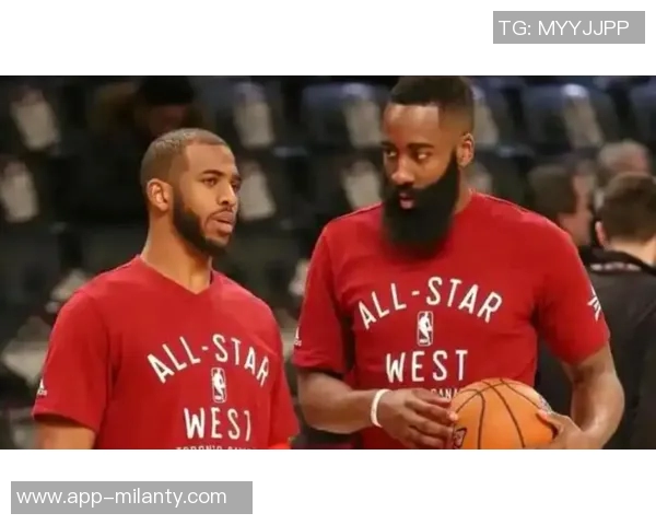 快船备战广州训练照曝光保罗小卡哈登科林斯齐聚场上展现默契 快船备战广州训练照曝光保罗小卡哈登科林斯齐聚场上展现默契