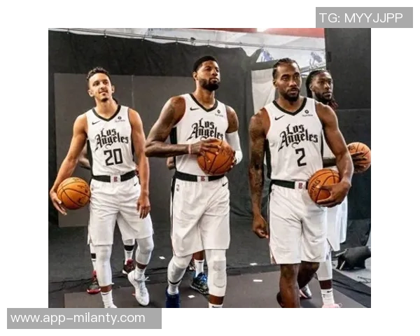 保罗现场观战快船与掘金激烈对决两支顶级球队的精彩较量 保罗现场观战快船与掘金激烈对决两支顶级球队的精彩较量