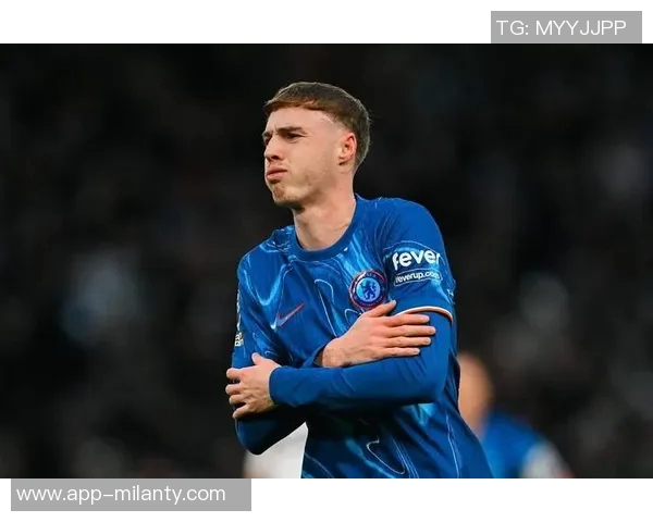 帕尔默荣获PFA年度最佳球员奖杯照片曝光引发热议 帕尔默荣获PFA年度最佳球员奖杯照片曝光引发热议