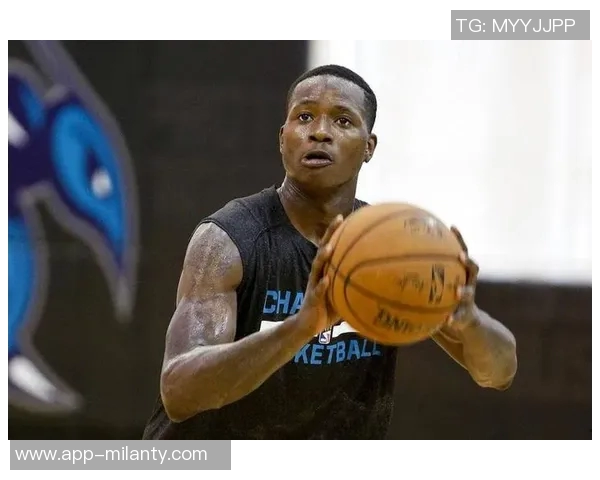 美媒发布AI合成图罗齐尔庭审前手铐黄蜂连帽衫造型引关注