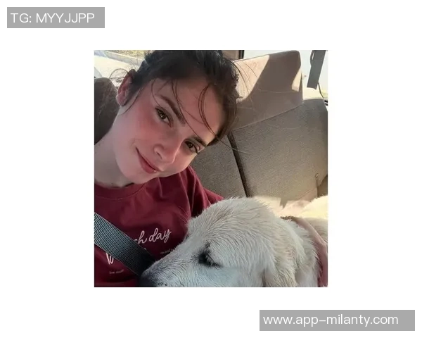 女友社媒分享与内维斯迪士尼乐园甜蜜游玩瞬间引发热议